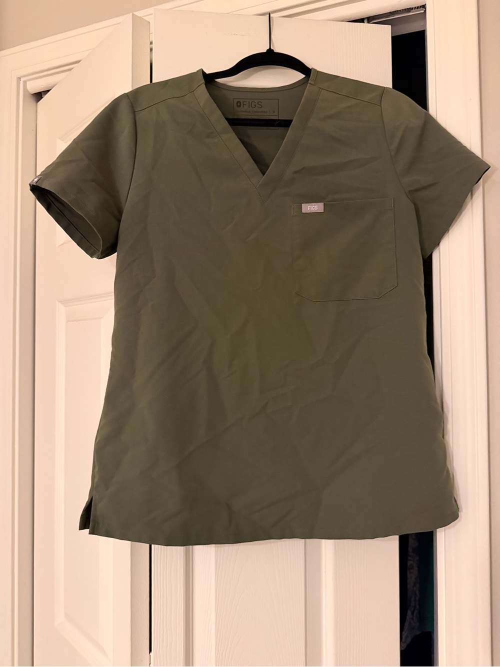 FIGS Women’s Olive Green Scrub Set - Picture 2 of 3